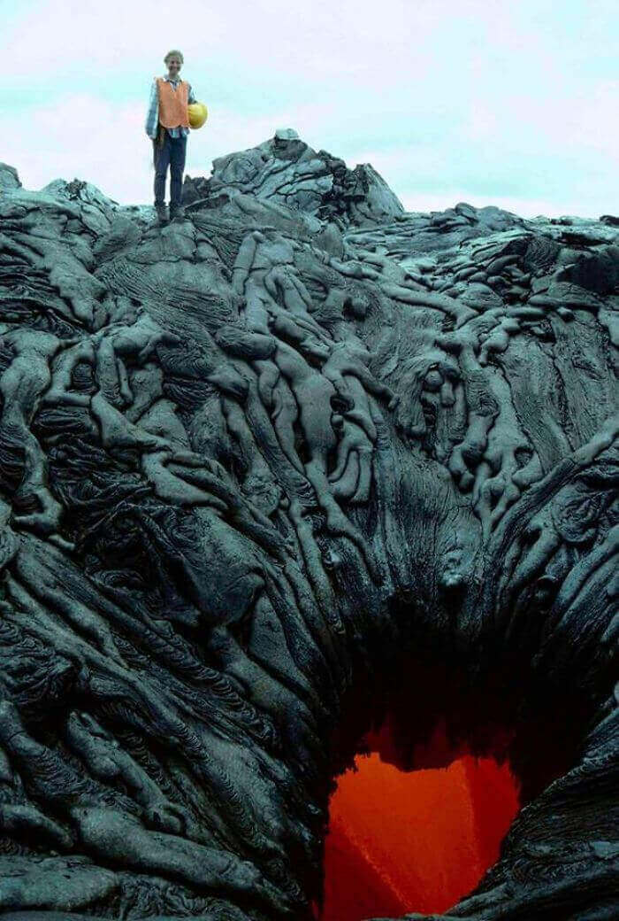 Застывшая лава, напоминающая по форме груду тел, падающих в раскалённые бездны ада