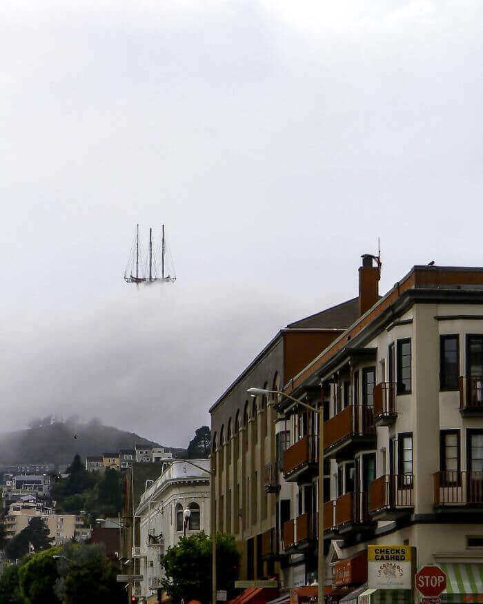 Башня Сютро в Сан-Франциско, чья вершина напоминает часть парящего в воздухе Летучего Голландца
